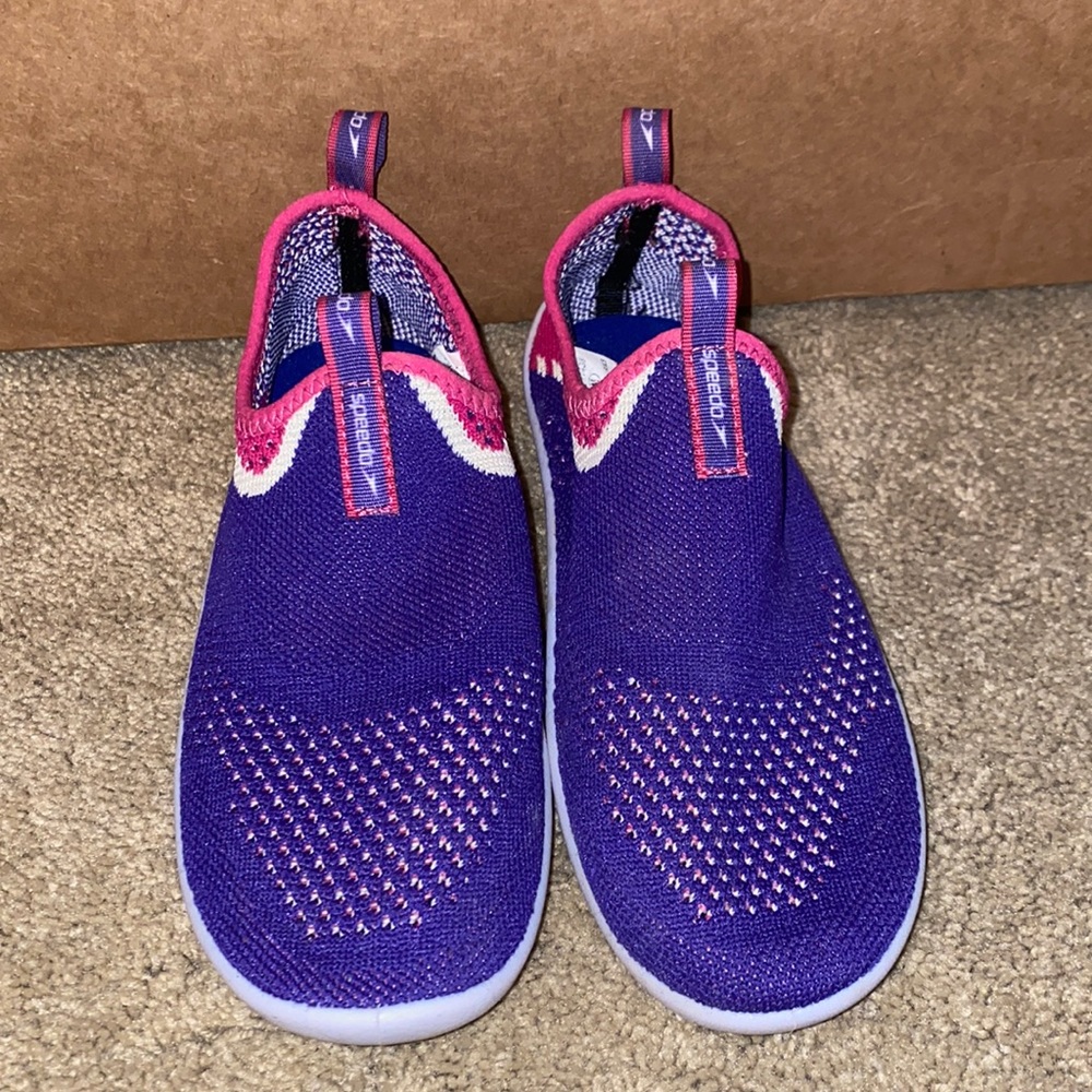 Speedo purple size M (2-3) swim shoes kids